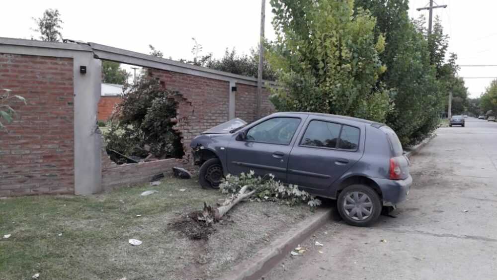 Perdió el control e impactó contra un paredón de una vivienda