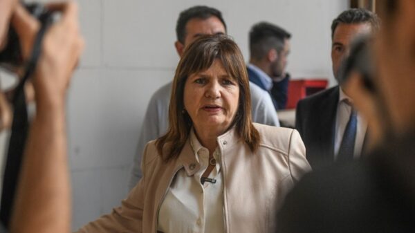 la-visita-de-los-libertarios-al-genocida-astiz-ahora-complica-a-bullrich