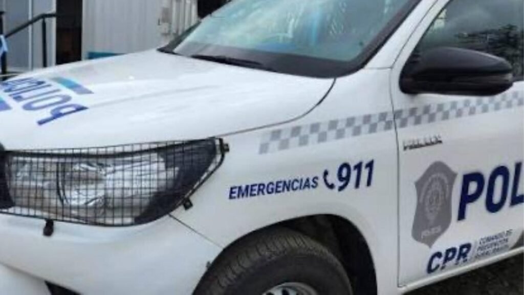 Amenazó con un cuchillo a sus compañeros y a un policía en un campo: fue aprehendido
