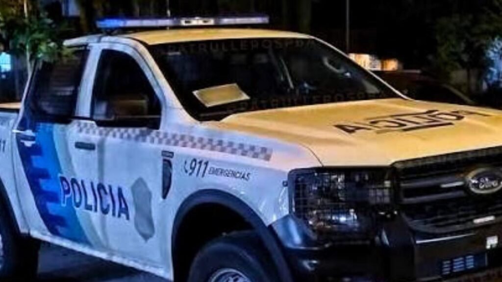 Choque e investigación por robo: un motociclista resultó herido tras impactar contra un auto estacionado