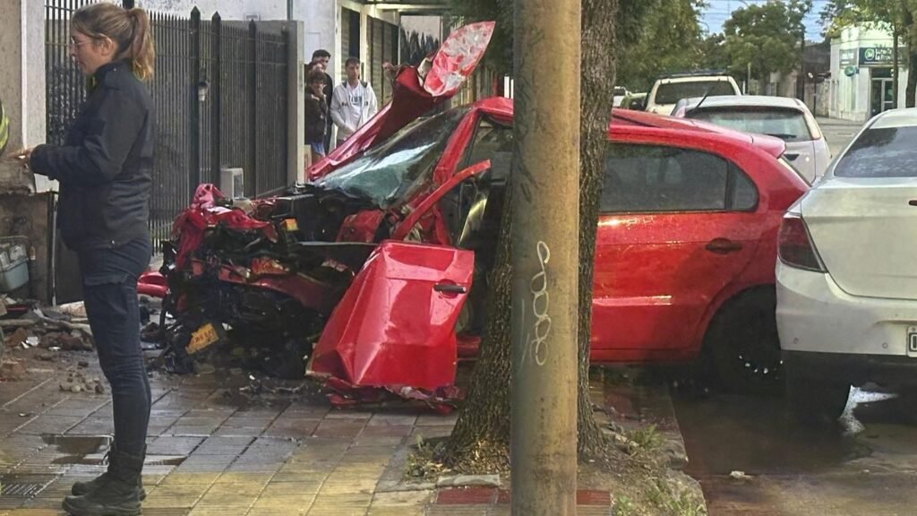Violento choque durante esta mañana: Un auto impactó contra un domicilio y un joven resultó herido