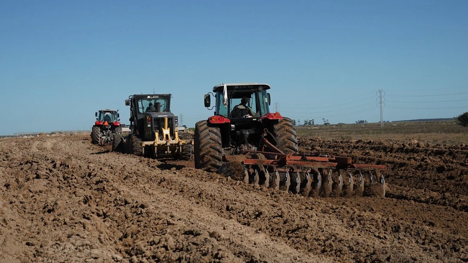 Maquinaria trabajando en ruta 11 para construir la nueva mano de circulación.