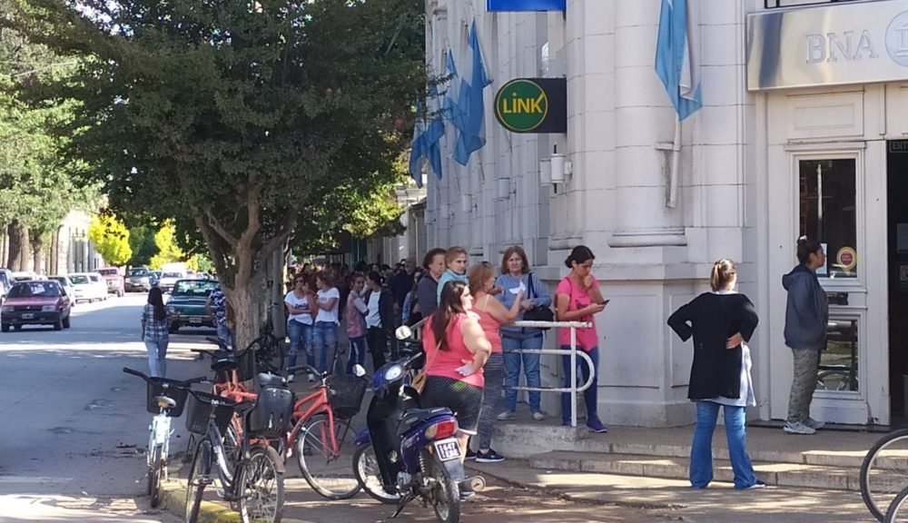 Cuadras de gente para ingresar a los cajeros de los Bancos