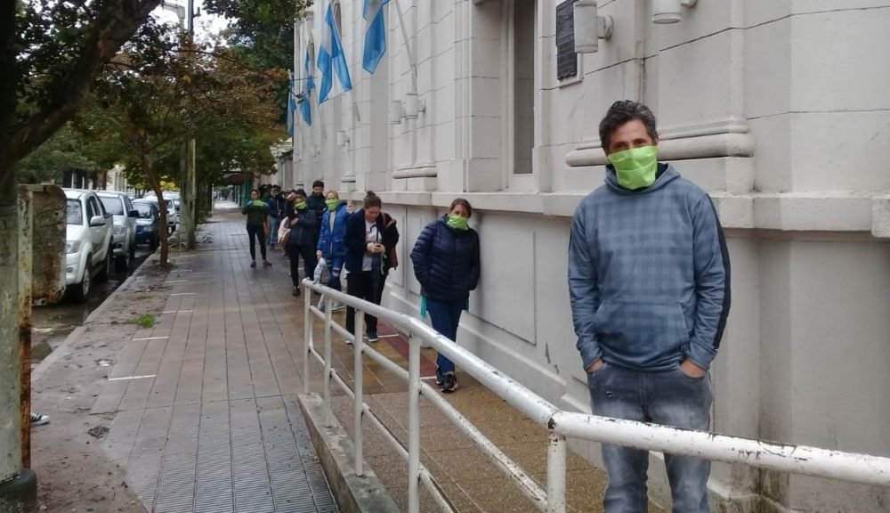 Un matrimonio fabricó más de 100 barbijos para regalarlos a los vecinos