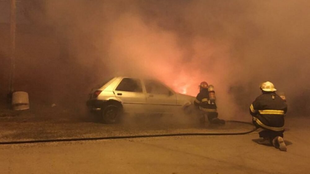 Un vehículo se incendio en la noche del viernes