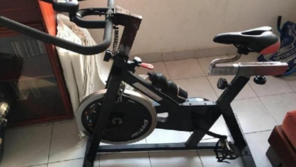 ¡INSÓLITO! Entró borracho a robar en una casa y quiso escapar en una bicicleta fija