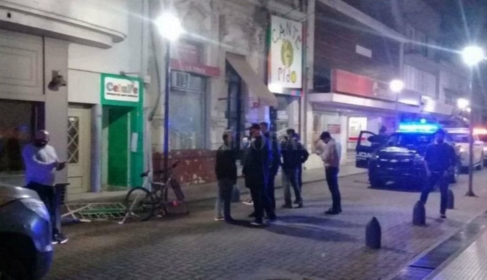 Descubren fiesta clandestina con casi 300 personas en la peatonal de Santa Fe