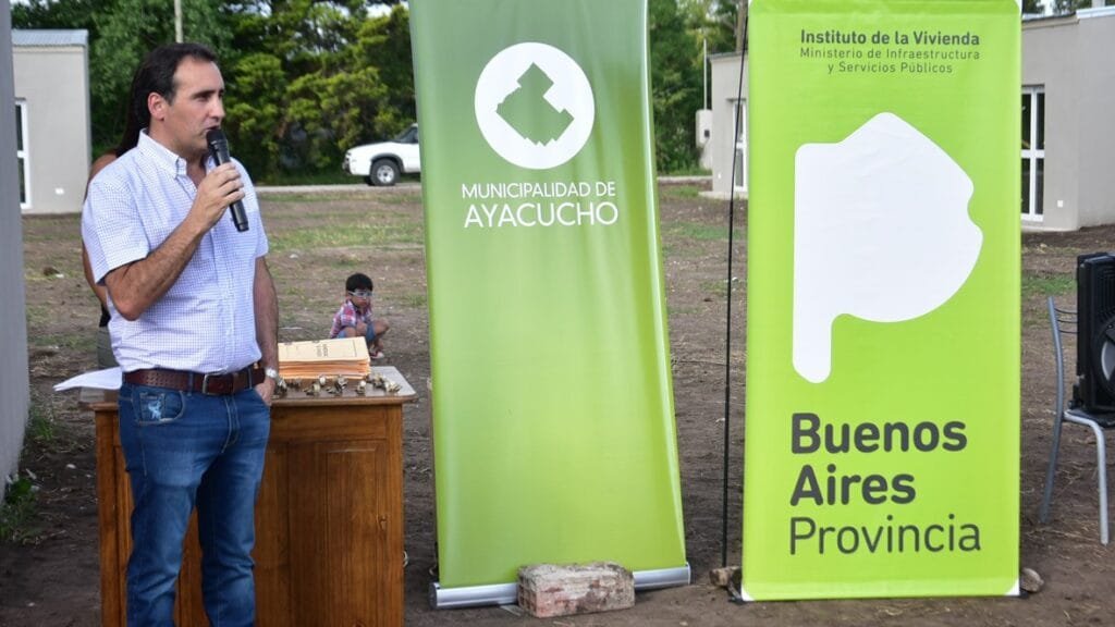 El director de obras públicas respondió: “Pensar que vivís en una casa que te dio el estado y no pagan la cuota”