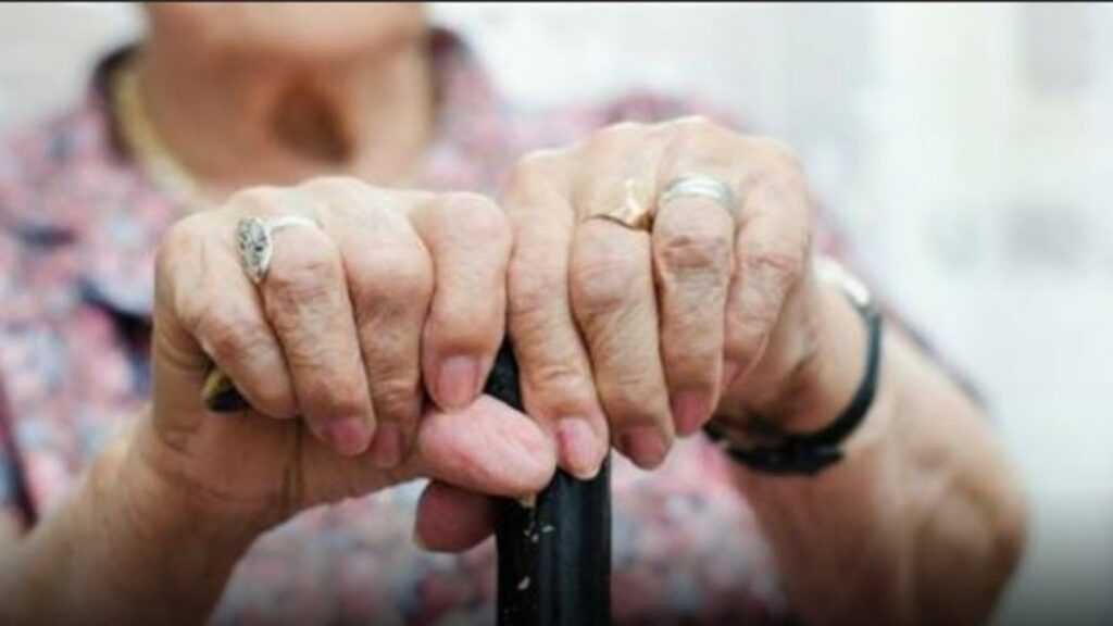 Brutal ataque a una jubilada: un ladrón la abusó y le robó