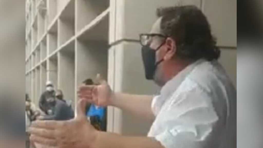 “¿Se dieron cuenta que están todos juntos?”: el enojo de un médico en la cola del banco