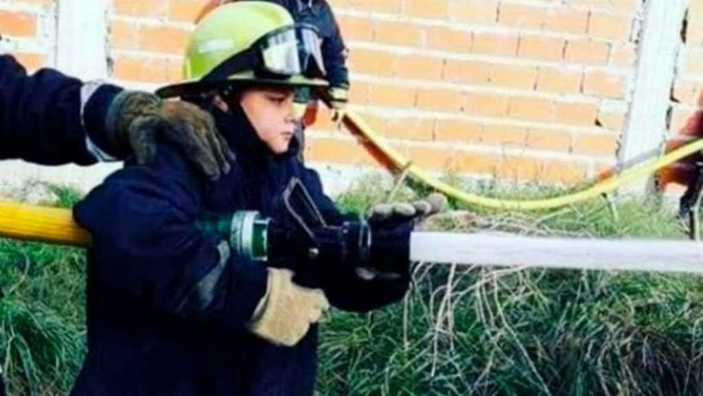 Un bombero de 15 años salvó a una mujer con maniobras de RCP