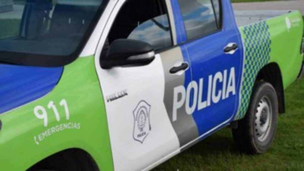 Varias personas se reunieron el domingo al mediodía y la policía los infraccionó por violar la cuarentena