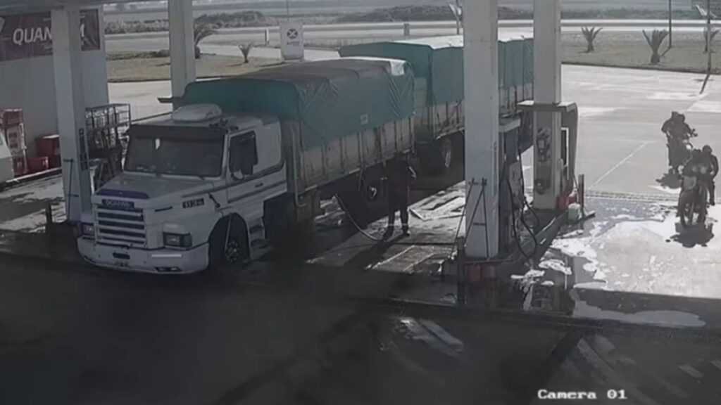 Video: empleados de una estación de servicio sacaron a golpes a cuatro ladrones