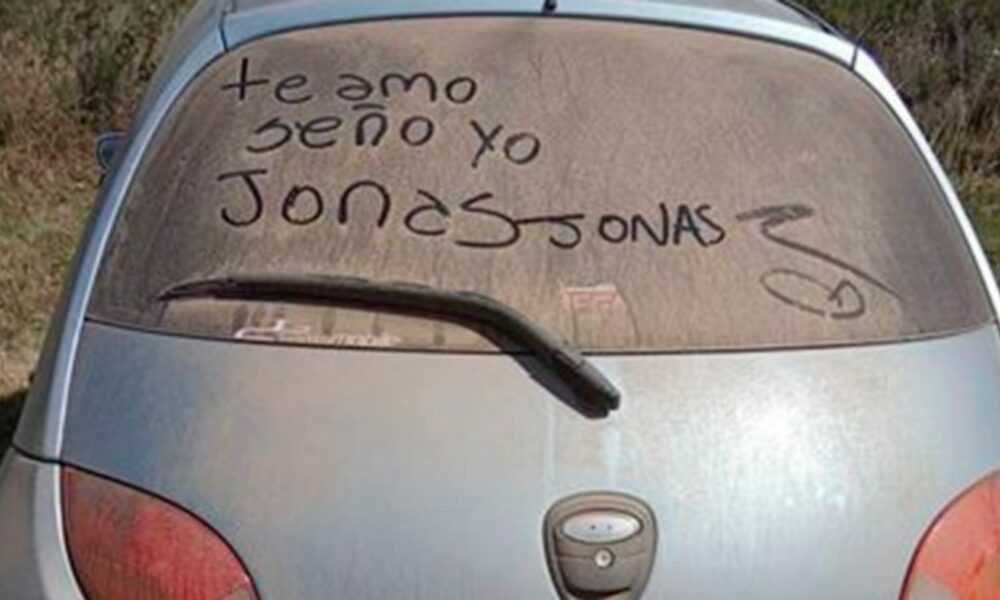 ¡CONMOVEDOR! Niño dejó en el vidrio del auto un mensaje a su “seño”, que no ve desde marzo