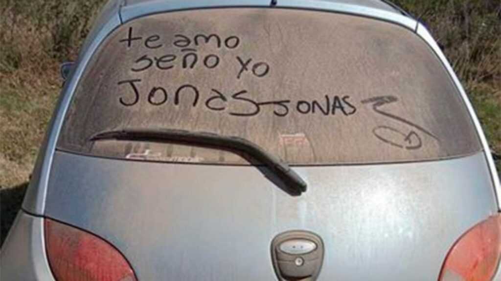 ¡CONMOVEDOR! Niño dejó en el vidrio del auto un mensaje a su “seño”, que no ve desde marzo