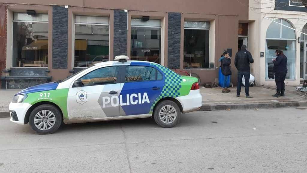 ¡DE NO CREER! Fueron detenidos cuando robaban botellas de alcohol en pleno centro