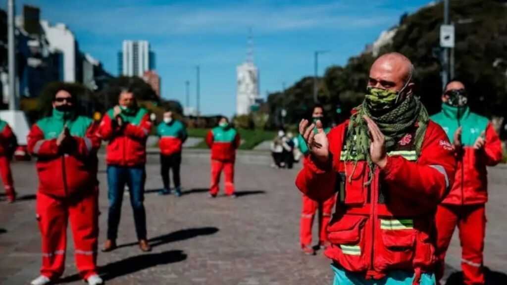 Con sirenas despidieron a un médico del SAME