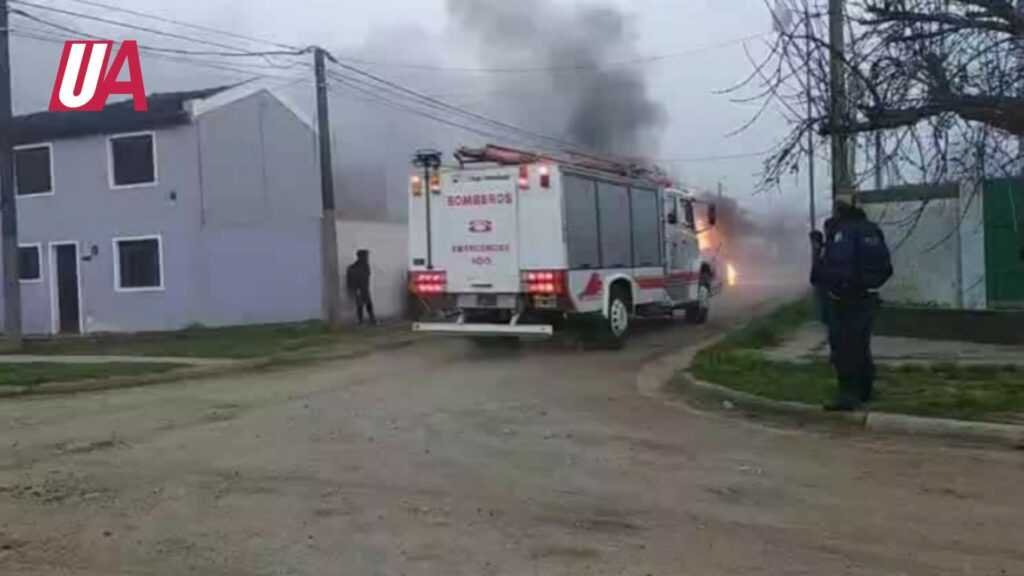 Un importante incendio en un vehículo convocó a los Bomberos