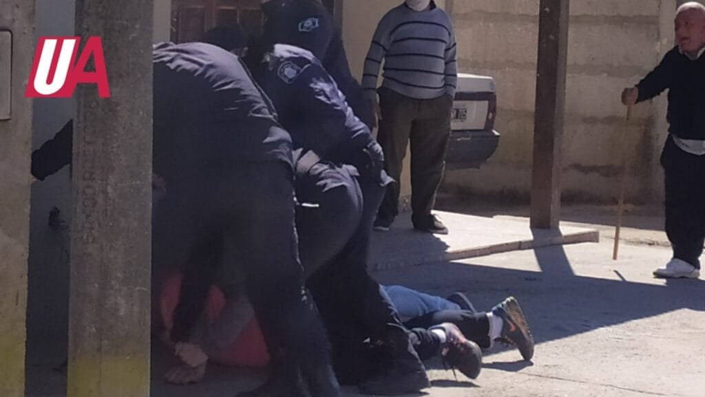 Se resistió al ser detenido, fue aprehendido y llevado a la comisaría a la fuerza