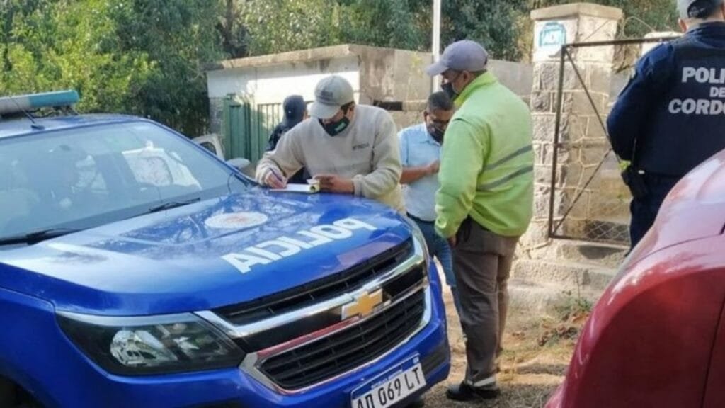 Córdoba: los sorprendieron en una fiesta clandestina y dijeron que se estaban mudando