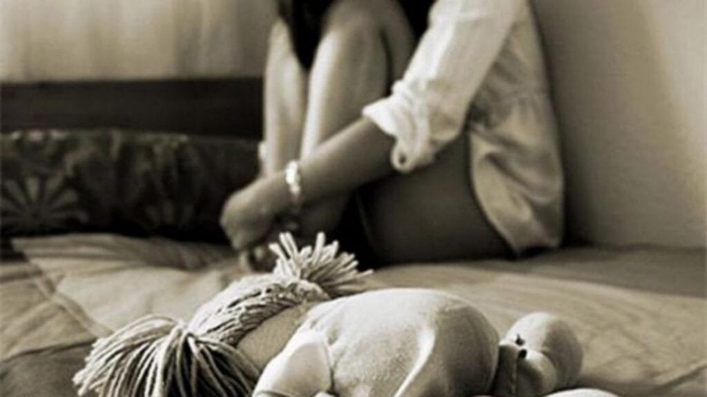 Violó a su hija, la embarazó y la golpeó para que pierda el bebé