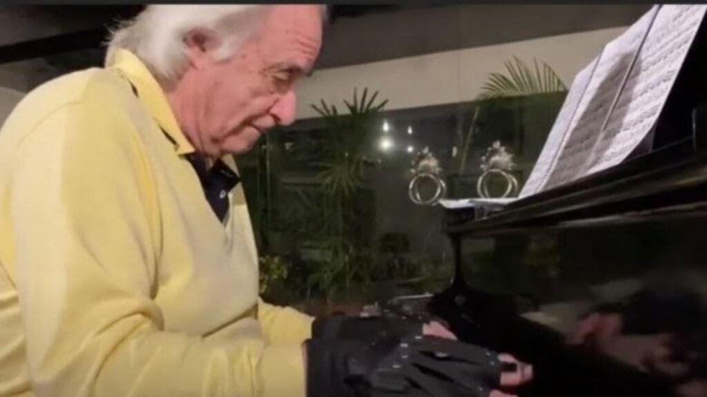 Emocionante: Un pianista volvió a tocar 20 años después gracias a una prótesis