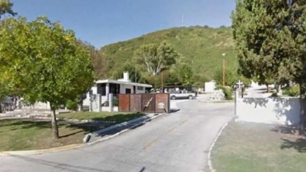 Familiares de una beba muerta por coronavirus rompieron un ataúd para poder identificarla