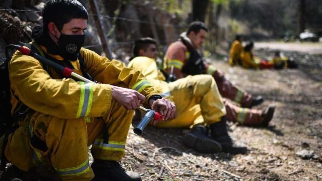 Los bomberos siguen trabajando sobre los focos de incendios en Córdoba