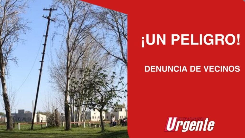¡Un peligro! Un poste de luz a punto de caerse en una plaza