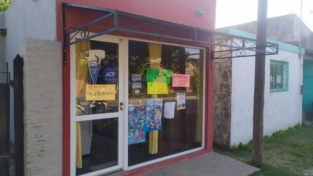 Golpearon salvajemente a una mujer y a su hijo para robar todo el dinero en un comercio