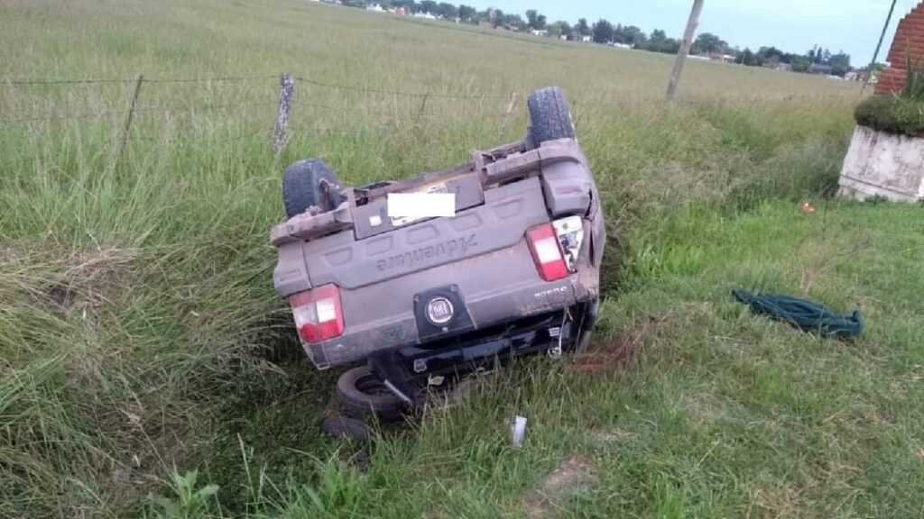 Labarden: Volvían de una fiesta y volcaron en el camino