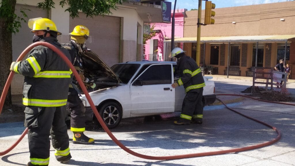 Un vehículo se incendió en el centro de la ciudad