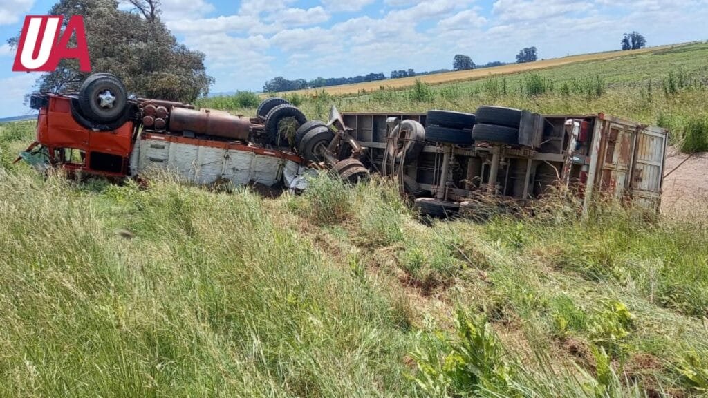 Un camión volcó violentamente en Ruta 74