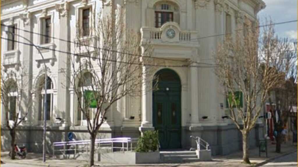 Los bancos cambian el horario de atención durante el verano