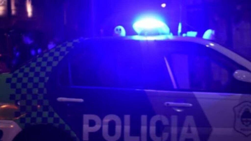 Un vehículo volcó y se incendió en un camino rural