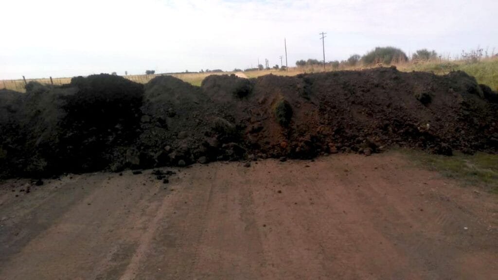 Vecinos piden que retiren los montículos de tierra en caminos alternativos
