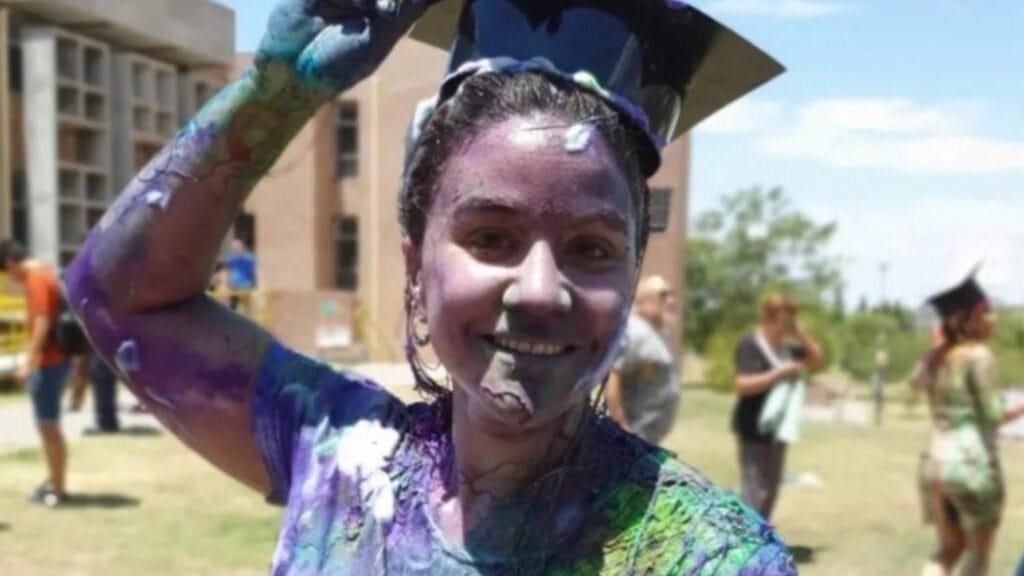 Una egresada universitaria juró por la “Matria” y buscan universalizarlo