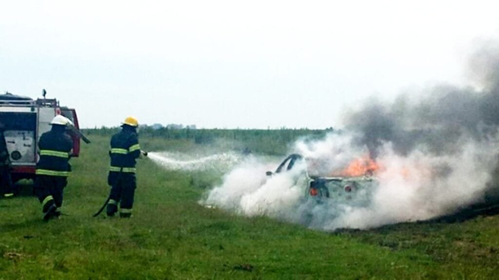 Un automóvil se incendió en la mañana de este miércoles