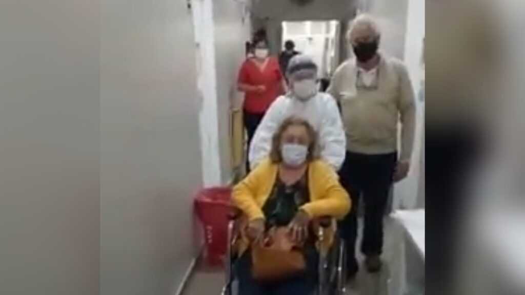 Coronavirus: Festejó su cumpleaños junto a su esposo internado en el Hospital