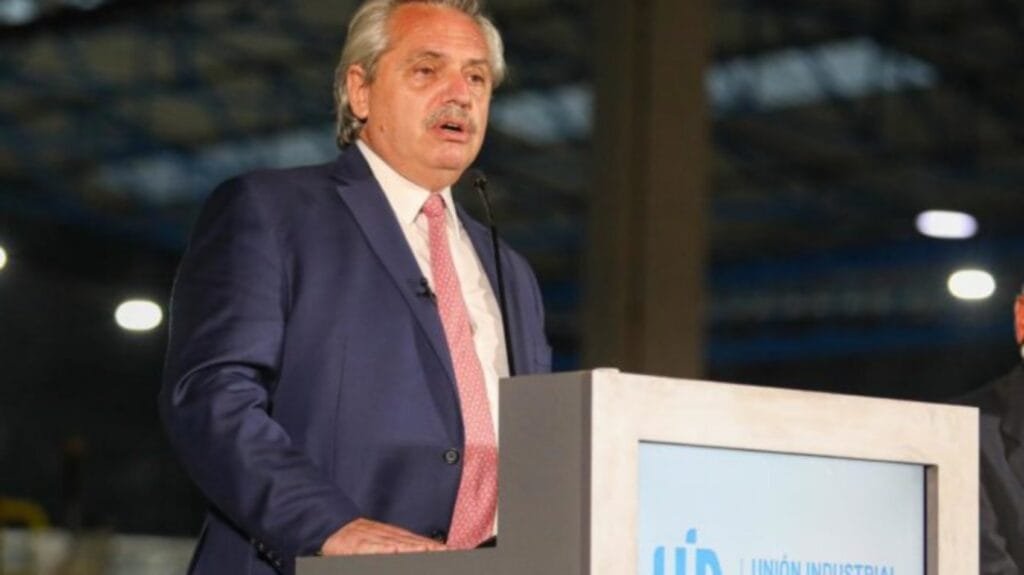 Alberto Fernández en la UIA: “De la pobreza no se sale con el auxilio del Estado con planes”