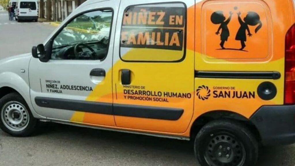 Ató a su hijo de dos años con una manguera a un poste y al rayo del sol como “castigo”