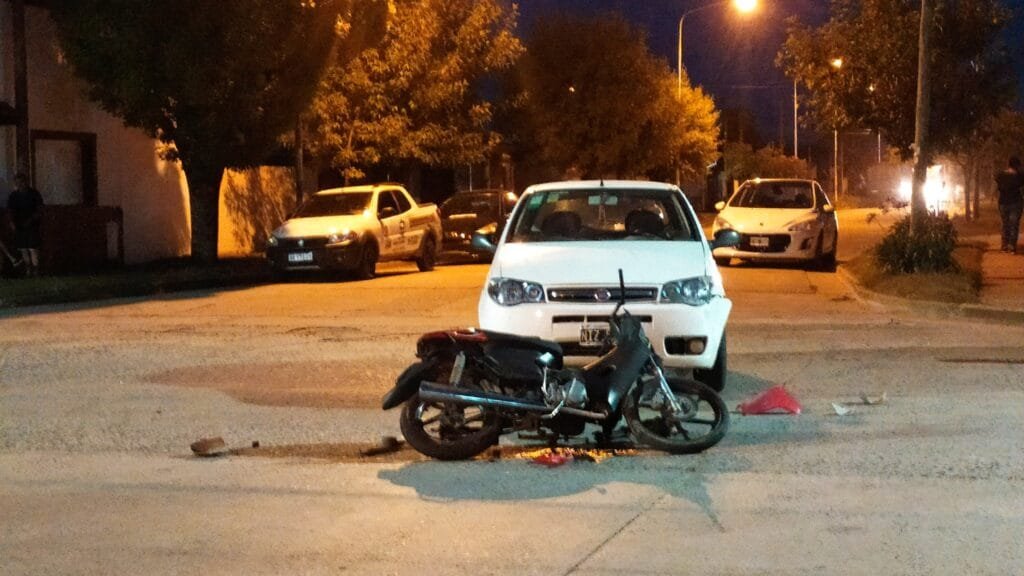 Un joven trasladado al Hospital tras protagonizar un choque entre una moto y un auto