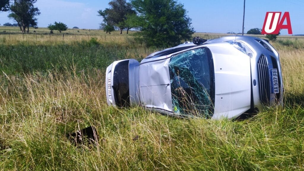 Un vehículo volcó en Ruta 74 y su conductor fue trasladado al Hospital