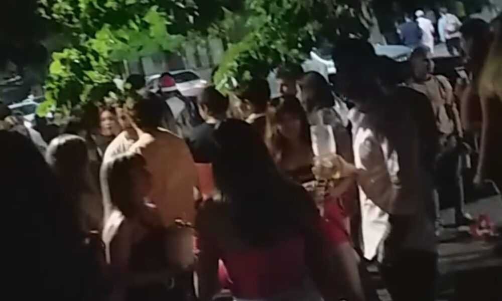 Jóvenes coparon la Plaza Colón, tras la prohibición de las fiestas