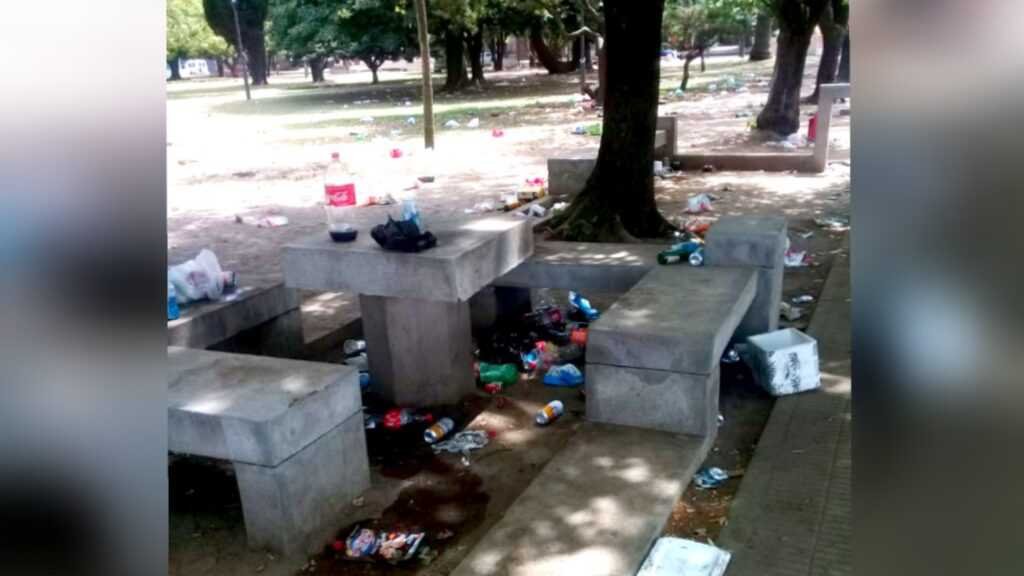 Tras la concentración de personas en Plaza Colón, amaneció repleta de suciedad