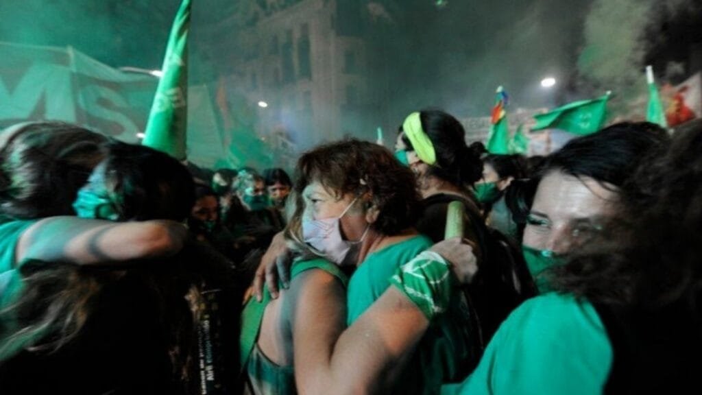 El Senado aprobó la ley que legaliza el aborto impulsada por el Gobierno