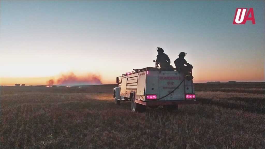 Arduo trabajo de Bomberos en un incendio originado en un campo