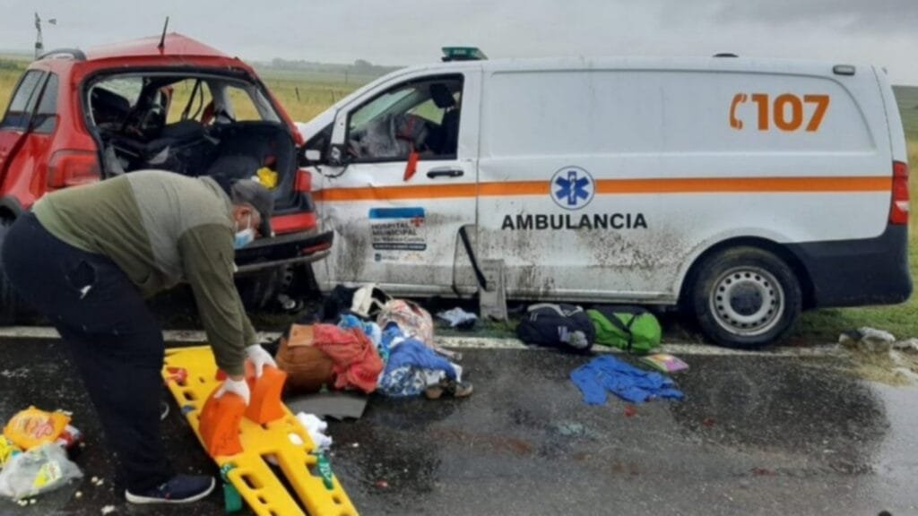 Chocaron una ambulancia y un auto en Ruta 3: Hay 3 muertos y varios heridos