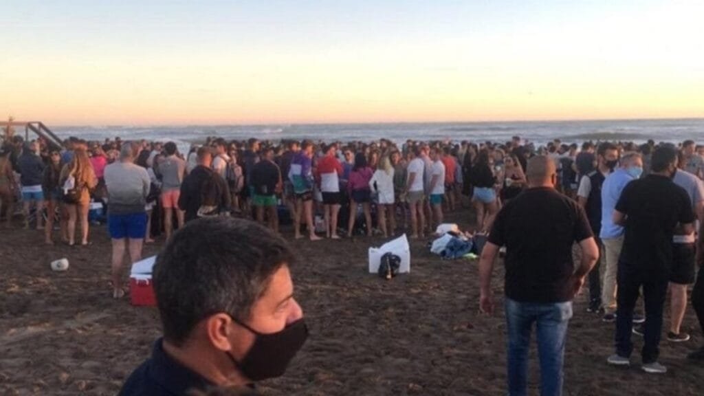 Cierran preventivamente el ingreso a una playa en Mar del Plata por la aglomeración de jóvenes