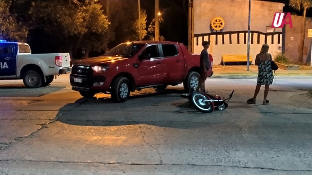 Choque entre una moto y una camioneta: Un joven trasladado al Hospital